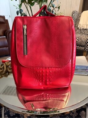 NWOT TOTE & CARRY Red Alligator Skin Textured tote/backpack w/gold zipper accent